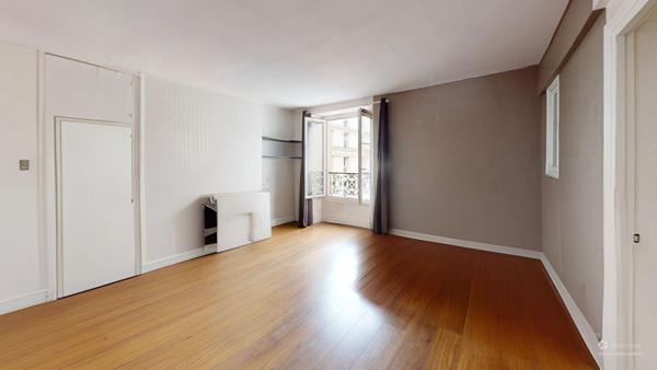 Grand studio parfaitement situé !