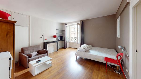 Grand studio parfaitement situé !