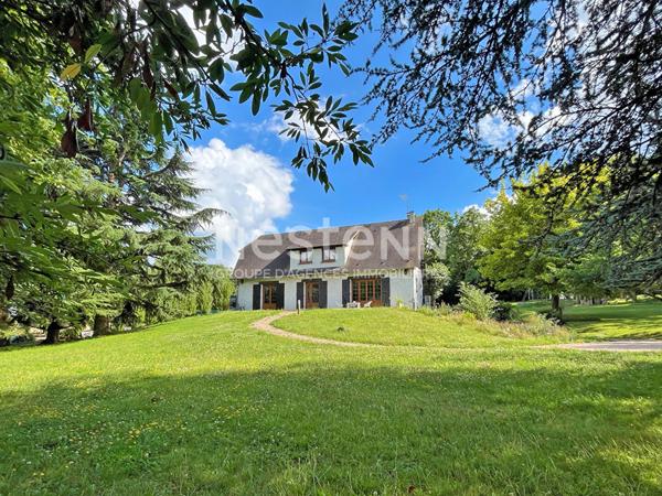 À VENDRE ? Grande maison familiale de 180 m² avec sous-sol total ? Terrain 8 000 m² ? Sans vis-à-vis ? Exposition Sud Possibilité propriété équestre ? Chemins de balade directs ? Proche Anet