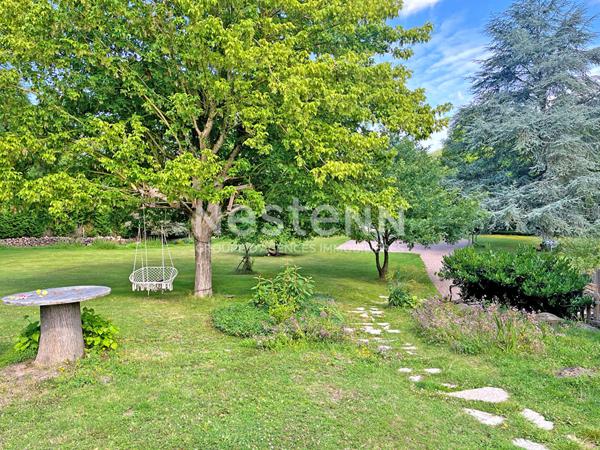 À VENDRE ? Grande maison familiale de 180 m² avec sous-sol total ? Terrain 8 000 m² ? Sans vis-à-vis ? Exposition Sud Possibilité propriété équestre ? Chemins de balade directs ? Proche Anet