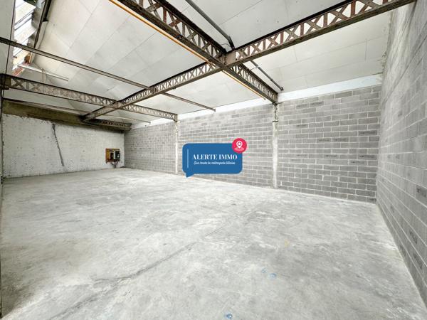 Dans un ensemble immobilier: Hangar de 135,7 m2