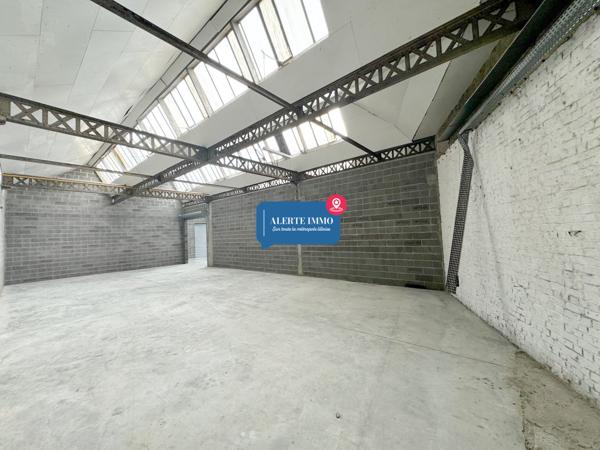 Dans un ensemble immobilier: Hangar de 135,7 m2