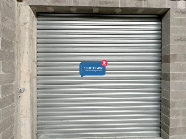 Dans un ensemble immobilier: Hangar de 135,7 m2