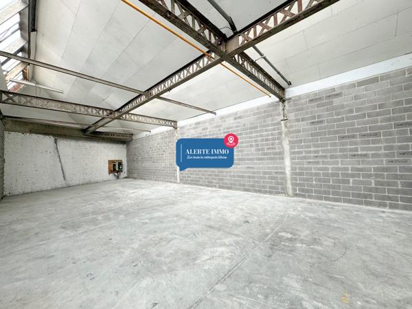 Dans un ensemble immobilier: Hangar de 135,7 m2