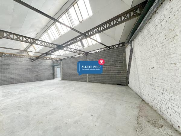Dans un ensemble immobilier: Hangar de 135,7 m2