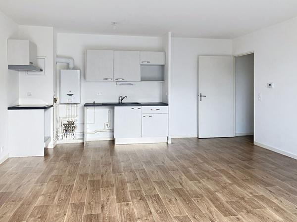 A vendre Angers Plateau Mayenne, Haut de Saint Aubin, Appartement type 3, 2 chambres, ascenseur, cuisine ouverte aménagée, balcon, place de parking privative.