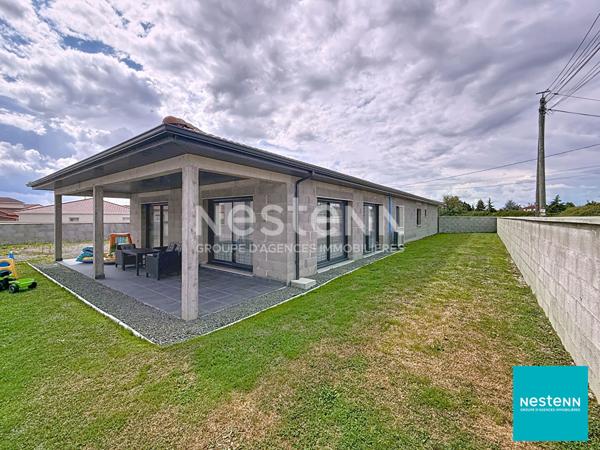 Balbigny, villa récente de 128 m2 composée de 5 pièces, dont 3 chambres, avec grand garage sur terrain clos de 647 m2.