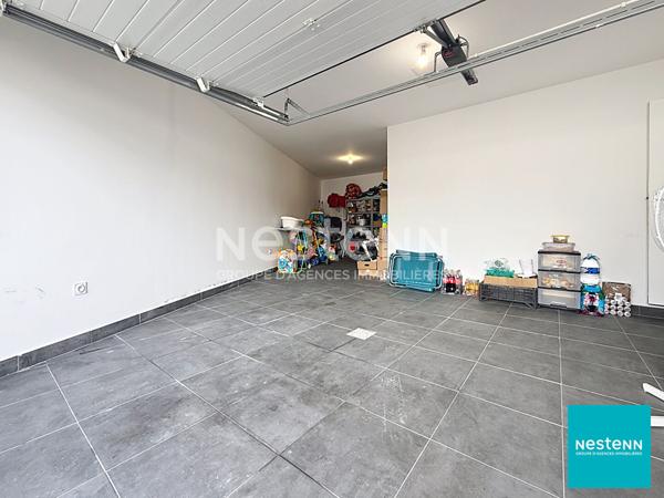 Balbigny, villa récente de 128 m2 composée de 5 pièces, dont 3 chambres, avec grand garage sur terrain clos de 647 m2.