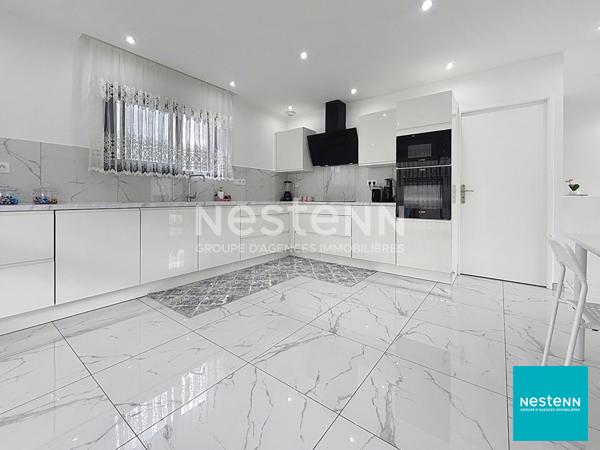 Balbigny, villa récente de 128 m2 composée de 5 pièces, dont 3 chambres, avec grand garage sur terrain clos de 647 m2.