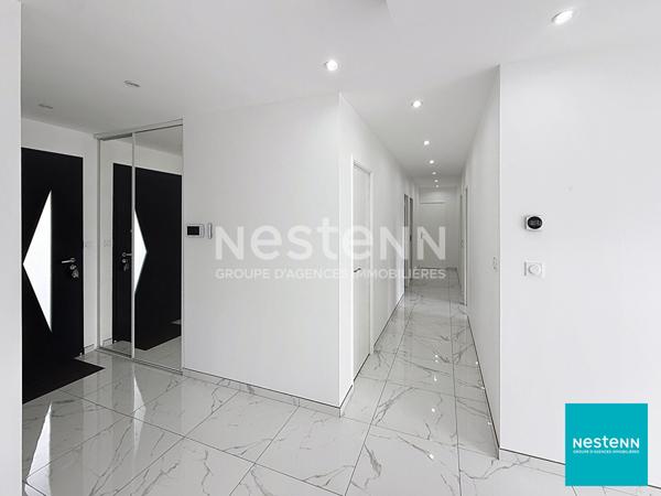 Balbigny, villa récente de 128 m2 composée de 5 pièces, dont 3 chambres, avec grand garage sur terrain clos de 647 m2.