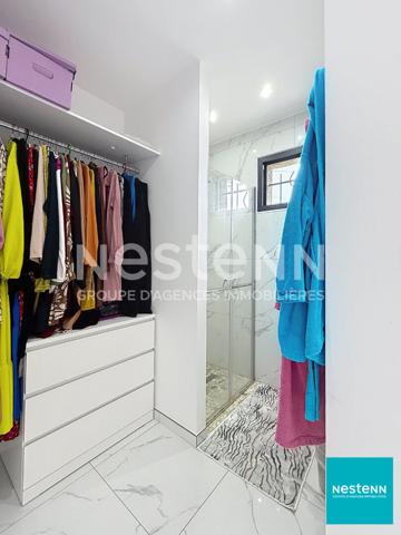 Balbigny, villa récente de 128 m2 composée de 5 pièces, dont 3 chambres, avec grand garage sur terrain clos de 647 m2.