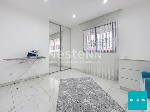 Balbigny, villa récente de 128 m2 composée de 5 pièces, dont 3 chambres, avec grand garage sur terrain clos de 647 m2.