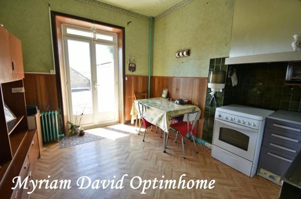 Immeuble mixte avec local commercial et appartement – Centre-ville de Rostrenen