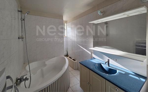 Maison rénovée à vendre proche Le Mans ? 65 m², jardin clos, terrasse, garage et poêle à granulés