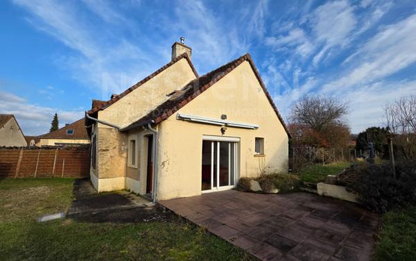 Maison rénovée à vendre proche Le Mans ? 65 m², jardin clos, terrasse, garage et poêle à granulés