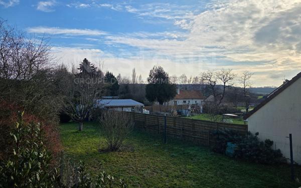 Maison rénovée à vendre proche Le Mans ? 65 m², jardin clos, terrasse, garage et poêle à granulés