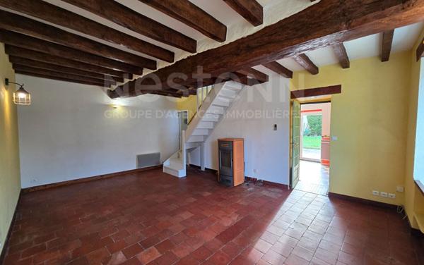 Maison rénovée à vendre proche Le Mans ? 65 m², jardin clos, terrasse, garage et poêle à granulés