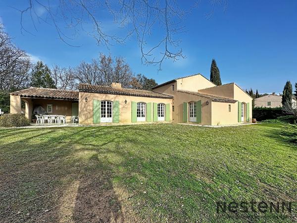 Rare à la vente ! Bastide provençale avec piscine sur vaste terrain naturel