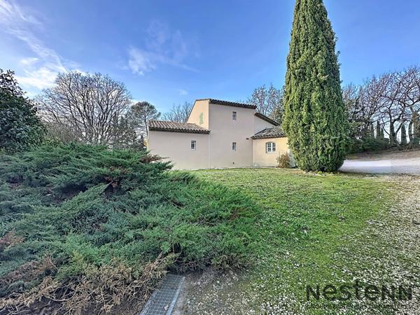 Rare à la vente ! Bastide provençale avec piscine sur vaste terrain naturel