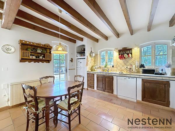 Rare à la vente ! Bastide provençale avec piscine sur vaste terrain naturel