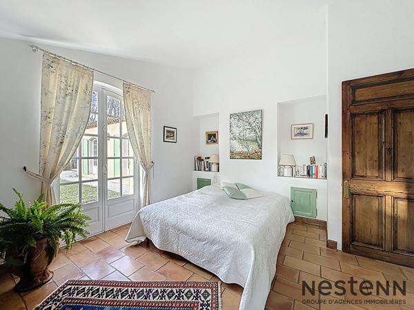 Rare à la vente ! Bastide provençale avec piscine sur vaste terrain naturel