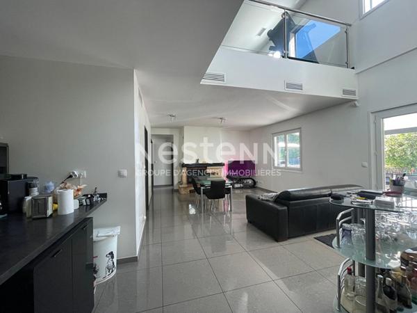 Maison Mimet 5 pièces 166 m2. Terrain 1430 m². Piscine. Calme. Prestations et matériaux de qualité. Stationnement.