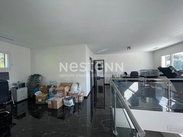 Maison Mimet 5 pièces 166 m2. Terrain 1430 m². Piscine. Calme. Prestations et matériaux de qualité. Stationnement.