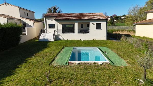 EXCLUSIVITE - VILLA DE 2024 SUR 1351 M² DE TERRAIN A 5 MINUTES A PIED DES COMMERCES