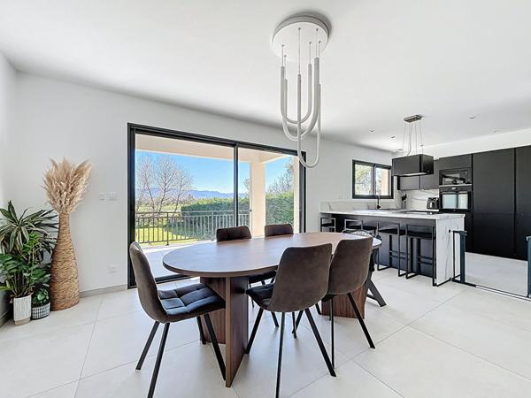 EXCLUSIVITE - VILLA DE 2024 SUR 1351 M² DE TERRAIN A 5 MINUTES A PIED DES COMMERCES