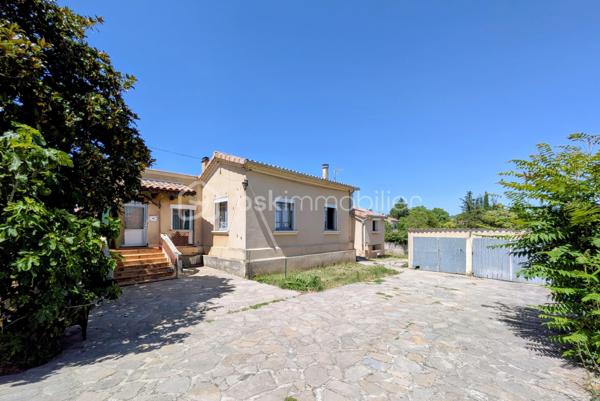 Maison individuelle de 110,84 m² avec véranda, garage et terrain arboré de 656 m² – Saint-Ambroix

Située dans un environnement calme et agréable, cette maison individuelle de 110,84 m² habitables vous séduira par ses volumes et son potentiel.

L'espace de vie s'articule autour d'une spacieuse véranda, véritable pièce de vie baignée de lumière, accueillant le salon et la salle à manger avec une agréable ouverture sur le jardin. Une cuisine aménagée complète cet espace convivial.

L'espace nuit comprend trois chambres, un bureau ou chambre d'enfant, une salle d'eau ainsi qu'un WC indépendant, offrant un agencement fonctionnel pour toute la famille.

La maison nécessitera toutefois quelques travaux de modernisation afin d'être remise au goût du jour et de révéler tout son potentiel.

Côté confort, elle bénéficie d'un DPE classé C grâce à une pompe à chaleur avec radiateurs, garantissant une consommation énergétique maîtrisée. La toiture a été entièrement refaite il y a moins de 10 ans, un véritable atout pour votre tranquillité.

À l'extérieur, vous profiterez d'un terrain clos et arboré de 656 m², idéal pour les moments de détente. Un garage de 31 m² ainsi qu'une cave de 13 m² complètent les prestations de ce bien.

Une belle opportunité pour les acquéreurs souhaitant personnaliser leur futur logement tout en bénéficiant d'une maison confortable et d'une excellente base technique.

N'hésitez pas à nous contacter pour obtenir davantage d'informations ou organiser une visite.