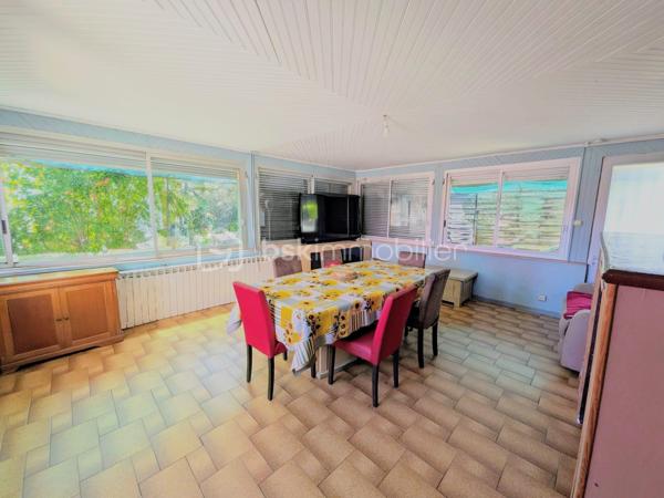 Maison individuelle de 110,84 m² avec véranda, garage et terrain arboré de 656 m² – Saint-Ambroix

Située dans un environnement calme et agréable, cette maison individuelle de 110,84 m² habitables vous séduira par ses volumes et son potentiel.

L'espace de vie s'articule autour d'une spacieuse véranda, véritable pièce de vie baignée de lumière, accueillant le salon et la salle à manger avec une agréable ouverture sur le jardin. Une cuisine aménagée complète cet espace convivial.

L'espace nuit comprend trois chambres, un bureau ou chambre d'enfant, une salle d'eau ainsi qu'un WC indépendant, offrant un agencement fonctionnel pour toute la famille.

La maison nécessitera toutefois quelques travaux de modernisation afin d'être remise au goût du jour et de révéler tout son potentiel.

Côté confort, elle bénéficie d'un DPE classé C grâce à une pompe à chaleur avec radiateurs, garantissant une consommation énergétique maîtrisée. La toiture a été entièrement refaite il y a moins de 10 ans, un véritable atout pour votre tranquillité.

À l'extérieur, vous profiterez d'un terrain clos et arboré de 656 m², idéal pour les moments de détente. Un garage de 31 m² ainsi qu'une cave de 13 m² complètent les prestations de ce bien.

Une belle opportunité pour les acquéreurs souhaitant personnaliser leur futur logement tout en bénéficiant d'une maison confortable et d'une excellente base technique.

N'hésitez pas à nous contacter pour obtenir davantage d'informations ou organiser une visite.