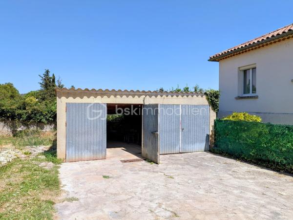 Maison individuelle de 110,84 m² avec véranda, garage et terrain arboré de 656 m² – Saint-Ambroix

Située dans un environnement calme et agréable, cette maison individuelle de 110,84 m² habitables vous séduira par ses volumes et son potentiel.

L'espace de vie s'articule autour d'une spacieuse véranda, véritable pièce de vie baignée de lumière, accueillant le salon et la salle à manger avec une agréable ouverture sur le jardin. Une cuisine aménagée complète cet espace convivial.

L'espace nuit comprend trois chambres, un bureau ou chambre d'enfant, une salle d'eau ainsi qu'un WC indépendant, offrant un agencement fonctionnel pour toute la famille.

La maison nécessitera toutefois quelques travaux de modernisation afin d'être remise au goût du jour et de révéler tout son potentiel.

Côté confort, elle bénéficie d'un DPE classé C grâce à une pompe à chaleur avec radiateurs, garantissant une consommation énergétique maîtrisée. La toiture a été entièrement refaite il y a moins de 10 ans, un véritable atout pour votre tranquillité.

À l'extérieur, vous profiterez d'un terrain clos et arboré de 656 m², idéal pour les moments de détente. Un garage de 31 m² ainsi qu'une cave de 13 m² complètent les prestations de ce bien.

Une belle opportunité pour les acquéreurs souhaitant personnaliser leur futur logement tout en bénéficiant d'une maison confortable et d'une excellente base technique.

N'hésitez pas à nous contacter pour obtenir davantage d'informations ou organiser une visite.
