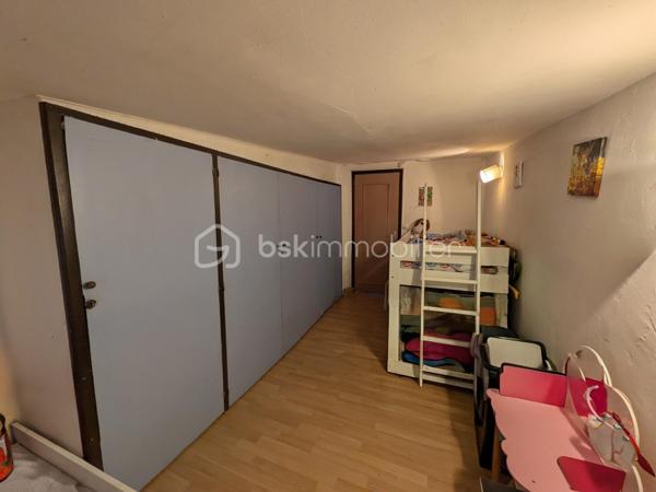 Maison individuelle de 110,84 m² avec véranda, garage et terrain arboré de 656 m² – Saint-Ambroix

Située dans un environnement calme et agréable, cette maison individuelle de 110,84 m² habitables vous séduira par ses volumes et son potentiel.

L'espace de vie s'articule autour d'une spacieuse véranda, véritable pièce de vie baignée de lumière, accueillant le salon et la salle à manger avec une agréable ouverture sur le jardin. Une cuisine aménagée complète cet espace convivial.

L'espace nuit comprend trois chambres, un bureau ou chambre d'enfant, une salle d'eau ainsi qu'un WC indépendant, offrant un agencement fonctionnel pour toute la famille.

La maison nécessitera toutefois quelques travaux de modernisation afin d'être remise au goût du jour et de révéler tout son potentiel.

Côté confort, elle bénéficie d'un DPE classé C grâce à une pompe à chaleur avec radiateurs, garantissant une consommation énergétique maîtrisée. La toiture a été entièrement refaite il y a moins de 10 ans, un véritable atout pour votre tranquillité.

À l'extérieur, vous profiterez d'un terrain clos et arboré de 656 m², idéal pour les moments de détente. Un garage de 31 m² ainsi qu'une cave de 13 m² complètent les prestations de ce bien.

Une belle opportunité pour les acquéreurs souhaitant personnaliser leur futur logement tout en bénéficiant d'une maison confortable et d'une excellente base technique.

N'hésitez pas à nous contacter pour obtenir davantage d'informations ou organiser une visite.