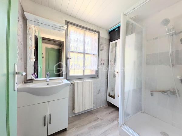 Maison individuelle de 110,84 m² avec véranda, garage et terrain arboré de 656 m² – Saint-Ambroix

Située dans un environnement calme et agréable, cette maison individuelle de 110,84 m² habitables vous séduira par ses volumes et son potentiel.

L'espace de vie s'articule autour d'une spacieuse véranda, véritable pièce de vie baignée de lumière, accueillant le salon et la salle à manger avec une agréable ouverture sur le jardin. Une cuisine aménagée complète cet espace convivial.

L'espace nuit comprend trois chambres, un bureau ou chambre d'enfant, une salle d'eau ainsi qu'un WC indépendant, offrant un agencement fonctionnel pour toute la famille.

La maison nécessitera toutefois quelques travaux de modernisation afin d'être remise au goût du jour et de révéler tout son potentiel.

Côté confort, elle bénéficie d'un DPE classé C grâce à une pompe à chaleur avec radiateurs, garantissant une consommation énergétique maîtrisée. La toiture a été entièrement refaite il y a moins de 10 ans, un véritable atout pour votre tranquillité.

À l'extérieur, vous profiterez d'un terrain clos et arboré de 656 m², idéal pour les moments de détente. Un garage de 31 m² ainsi qu'une cave de 13 m² complètent les prestations de ce bien.

Une belle opportunité pour les acquéreurs souhaitant personnaliser leur futur logement tout en bénéficiant d'une maison confortable et d'une excellente base technique.

N'hésitez pas à nous contacter pour obtenir davantage d'informations ou organiser une visite.