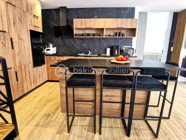 Quartier calme de La Marne à Cholet centre
Vous rêvez d’une maison récente, fonctionnelle et clé en main ?
📦 Posez vos valises dans cette belle maison contemporaine de 2023 située dans un quartier résidentiel très apprécié, à deux pas des commerces (Intermarché, écoles, etc.) et de toutes les commodités.
🏡 Une maison pensée pour le confort de toute la famille
Dès l’entrée, vous apprécierez la luminosité traversante et les espaces bien pensés.
Au rez-de-chaussée :
•	Une pièce de vie spacieuse et lumineuse, parfaite pour recevoir, avec une cuisine ouverte haut de gamme et un espace salle à manger convivial.
•	Un salon cosy
•	Une suite parentale avec dressing et salle d’eau privative avec douche italienne.
•	Une lingerie/buanderie discrète mais ultra pratique.
•	Un WC indépendant et un garage carrelé avec espace de rangement.
•	Une terrasse orientée sud-ouest pour vos soirées d’été.
       Et un grand garage!
À l’étage :
•	4 grandes chambres avec placards intégrés chacune.
•	Une salle de bains familiale (bain + douche possible).
•	Un 2e WC séparé.
🌳 À l’extérieur : un jardin aménagé
Le terrain de 350 m² parfait pour installer un coin détente, une balançoire, ou organiser des barbecues entre amis.
✅ Les + qui font la différence :
•	Construction 2023 aux normes RE2020
•	Isolation et performance énergétique optimales : 650€ maximum/an
•	Garantie décennale en cours
•	Matériaux de qualité et finitions impeccables
•	Quartier résidentiel calme et très bien situé
🔑 Une maison familiale moderne, sans travaux, prête à accueillir votre histoire.