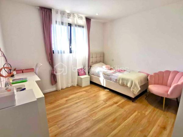 Quartier calme de La Marne à Cholet centre
Vous rêvez d’une maison récente, fonctionnelle et clé en main ?
📦 Posez vos valises dans cette belle maison contemporaine de 2023 située dans un quartier résidentiel très apprécié, à deux pas des commerces (Intermarché, écoles, etc.) et de toutes les commodités.
🏡 Une maison pensée pour le confort de toute la famille
Dès l’entrée, vous apprécierez la luminosité traversante et les espaces bien pensés.
Au rez-de-chaussée :
•	Une pièce de vie spacieuse et lumineuse, parfaite pour recevoir, avec une cuisine ouverte haut de gamme et un espace salle à manger convivial.
•	Un salon cosy
•	Une suite parentale avec dressing et salle d’eau privative avec douche italienne.
•	Une lingerie/buanderie discrète mais ultra pratique.
•	Un WC indépendant et un garage carrelé avec espace de rangement.
•	Une terrasse orientée sud-ouest pour vos soirées d’été.
       Et un grand garage!
À l’étage :
•	4 grandes chambres avec placards intégrés chacune.
•	Une salle de bains familiale (bain + douche possible).
•	Un 2e WC séparé.
🌳 À l’extérieur : un jardin aménagé
Le terrain de 350 m² parfait pour installer un coin détente, une balançoire, ou organiser des barbecues entre amis.
✅ Les + qui font la différence :
•	Construction 2023 aux normes RE2020
•	Isolation et performance énergétique optimales : 650€ maximum/an
•	Garantie décennale en cours
•	Matériaux de qualité et finitions impeccables
•	Quartier résidentiel calme et très bien situé
🔑 Une maison familiale moderne, sans travaux, prête à accueillir votre histoire.