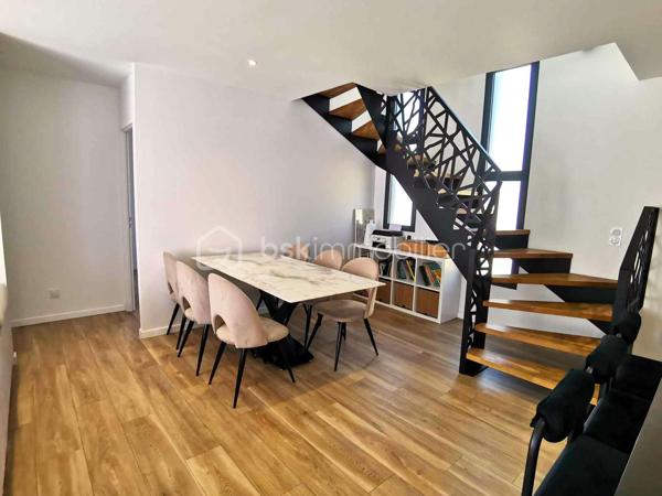 Quartier calme de La Marne à Cholet centre
Vous rêvez d’une maison récente, fonctionnelle et clé en main ?
📦 Posez vos valises dans cette belle maison contemporaine de 2023 située dans un quartier résidentiel très apprécié, à deux pas des commerces (Intermarché, écoles, etc.) et de toutes les commodités.
🏡 Une maison pensée pour le confort de toute la famille
Dès l’entrée, vous apprécierez la luminosité traversante et les espaces bien pensés.
Au rez-de-chaussée :
•	Une pièce de vie spacieuse et lumineuse, parfaite pour recevoir, avec une cuisine ouverte haut de gamme et un espace salle à manger convivial.
•	Un salon cosy
•	Une suite parentale avec dressing et salle d’eau privative avec douche italienne.
•	Une lingerie/buanderie discrète mais ultra pratique.
•	Un WC indépendant et un garage carrelé avec espace de rangement.
•	Une terrasse orientée sud-ouest pour vos soirées d’été.
       Et un grand garage!
À l’étage :
•	4 grandes chambres avec placards intégrés chacune.
•	Une salle de bains familiale (bain + douche possible).
•	Un 2e WC séparé.
🌳 À l’extérieur : un jardin aménagé
Le terrain de 350 m² parfait pour installer un coin détente, une balançoire, ou organiser des barbecues entre amis.
✅ Les + qui font la différence :
•	Construction 2023 aux normes RE2020
•	Isolation et performance énergétique optimales : 650€ maximum/an
•	Garantie décennale en cours
•	Matériaux de qualité et finitions impeccables
•	Quartier résidentiel calme et très bien situé
🔑 Une maison familiale moderne, sans travaux, prête à accueillir votre histoire.