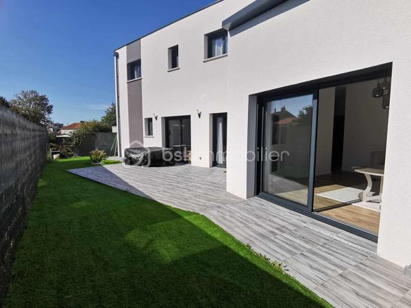 Quartier calme de La Marne à Cholet centre
Vous rêvez d’une maison récente, fonctionnelle et clé en main ?
📦 Posez vos valises dans cette belle maison contemporaine de 2023 située dans un quartier résidentiel très apprécié, à deux pas des commerces (Intermarché, écoles, etc.) et de toutes les commodités.
🏡 Une maison pensée pour le confort de toute la famille
Dès l’entrée, vous apprécierez la luminosité traversante et les espaces bien pensés.
Au rez-de-chaussée :
•	Une pièce de vie spacieuse et lumineuse, parfaite pour recevoir, avec une cuisine ouverte haut de gamme et un espace salle à manger convivial.
•	Un salon cosy
•	Une suite parentale avec dressing et salle d’eau privative avec douche italienne.
•	Une lingerie/buanderie discrète mais ultra pratique.
•	Un WC indépendant et un garage carrelé avec espace de rangement.
•	Une terrasse orientée sud-ouest pour vos soirées d’été.
       Et un grand garage!
À l’étage :
•	4 grandes chambres avec placards intégrés chacune.
•	Une salle de bains familiale (bain + douche possible).
•	Un 2e WC séparé.
🌳 À l’extérieur : un jardin aménagé
Le terrain de 350 m² parfait pour installer un coin détente, une balançoire, ou organiser des barbecues entre amis.
✅ Les + qui font la différence :
•	Construction 2023 aux normes RE2020
•	Isolation et performance énergétique optimales : 650€ maximum/an
•	Garantie décennale en cours
•	Matériaux de qualité et finitions impeccables
•	Quartier résidentiel calme et très bien situé
🔑 Une maison familiale moderne, sans travaux, prête à accueillir votre histoire.