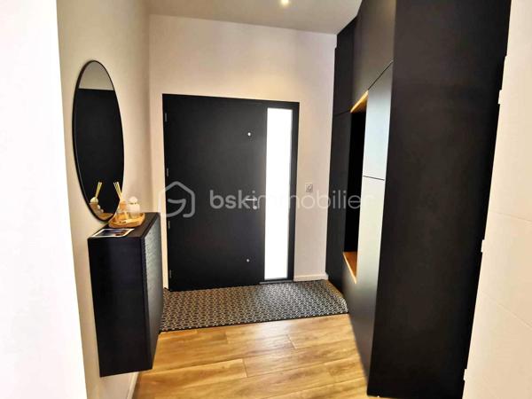 Quartier calme de La Marne à Cholet centre
Vous rêvez d’une maison récente, fonctionnelle et clé en main ?
📦 Posez vos valises dans cette belle maison contemporaine de 2023 située dans un quartier résidentiel très apprécié, à deux pas des commerces (Intermarché, écoles, etc.) et de toutes les commodités.
🏡 Une maison pensée pour le confort de toute la famille
Dès l’entrée, vous apprécierez la luminosité traversante et les espaces bien pensés.
Au rez-de-chaussée :
•	Une pièce de vie spacieuse et lumineuse, parfaite pour recevoir, avec une cuisine ouverte haut de gamme et un espace salle à manger convivial.
•	Un salon cosy
•	Une suite parentale avec dressing et salle d’eau privative avec douche italienne.
•	Une lingerie/buanderie discrète mais ultra pratique.
•	Un WC indépendant et un garage carrelé avec espace de rangement.
•	Une terrasse orientée sud-ouest pour vos soirées d’été.
       Et un grand garage!
À l’étage :
•	4 grandes chambres avec placards intégrés chacune.
•	Une salle de bains familiale (bain + douche possible).
•	Un 2e WC séparé.
🌳 À l’extérieur : un jardin aménagé
Le terrain de 350 m² parfait pour installer un coin détente, une balançoire, ou organiser des barbecues entre amis.
✅ Les + qui font la différence :
•	Construction 2023 aux normes RE2020
•	Isolation et performance énergétique optimales : 650€ maximum/an
•	Garantie décennale en cours
•	Matériaux de qualité et finitions impeccables
•	Quartier résidentiel calme et très bien situé
🔑 Une maison familiale moderne, sans travaux, prête à accueillir votre histoire.
