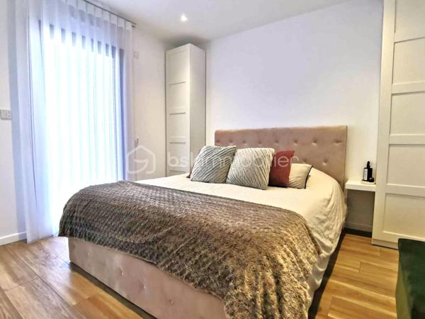 Quartier calme de La Marne à Cholet centre
Vous rêvez d’une maison récente, fonctionnelle et clé en main ?
📦 Posez vos valises dans cette belle maison contemporaine de 2023 située dans un quartier résidentiel très apprécié, à deux pas des commerces (Intermarché, écoles, etc.) et de toutes les commodités.
🏡 Une maison pensée pour le confort de toute la famille
Dès l’entrée, vous apprécierez la luminosité traversante et les espaces bien pensés.
Au rez-de-chaussée :
•	Une pièce de vie spacieuse et lumineuse, parfaite pour recevoir, avec une cuisine ouverte haut de gamme et un espace salle à manger convivial.
•	Un salon cosy
•	Une suite parentale avec dressing et salle d’eau privative avec douche italienne.
•	Une lingerie/buanderie discrète mais ultra pratique.
•	Un WC indépendant et un garage carrelé avec espace de rangement.
•	Une terrasse orientée sud-ouest pour vos soirées d’été.
       Et un grand garage!
À l’étage :
•	4 grandes chambres avec placards intégrés chacune.
•	Une salle de bains familiale (bain + douche possible).
•	Un 2e WC séparé.
🌳 À l’extérieur : un jardin aménagé
Le terrain de 350 m² parfait pour installer un coin détente, une balançoire, ou organiser des barbecues entre amis.
✅ Les + qui font la différence :
•	Construction 2023 aux normes RE2020
•	Isolation et performance énergétique optimales : 650€ maximum/an
•	Garantie décennale en cours
•	Matériaux de qualité et finitions impeccables
•	Quartier résidentiel calme et très bien situé
🔑 Une maison familiale moderne, sans travaux, prête à accueillir votre histoire.