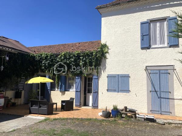Située au cœur de Villecomtal-sur-Arros, maison de caractère de 1873 développant 161 m² habitables sur 3 niveaux, implantée sur une parcelle de 585 m².

Elle se compose de :
- Une cuisine aménagée et équipée ouverte sur le séjour avec poêle à bois,
- Un salon,
- 5 chambres dont une en rez-de-chaussée,
- Une salle de bain avec baignoire, douche et double vasque

Les atouts :
- Nombreuses dépendances,
- Assainissement conforme,
- Double-vitrages,
- Beaux volumes lumineux,
- Fort potentiel après travaux

Travaux à prévoir :
- Réfection de la toiture,
- Remise en état du second étage,
- Rénovation générale

Une belle opportunité pour les amateurs de rénovation souhaitant redonner tout son charme à cette bâtisse ancienne.

Vous avez un projet de vente ? Je réalise gratuitement et sans engagement vos avis de valeur...