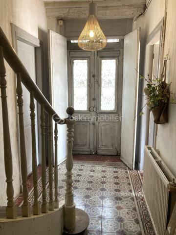 Située au cœur de Villecomtal-sur-Arros, maison de caractère de 1873 développant 161 m² habitables sur 3 niveaux, implantée sur une parcelle de 585 m².

Elle se compose de :
- Une cuisine aménagée et équipée ouverte sur le séjour avec poêle à bois,
- Un salon,
- 5 chambres dont une en rez-de-chaussée,
- Une salle de bain avec baignoire, douche et double vasque

Les atouts :
- Nombreuses dépendances,
- Assainissement conforme,
- Double-vitrages,
- Beaux volumes lumineux,
- Fort potentiel après travaux

Travaux à prévoir :
- Réfection de la toiture,
- Remise en état du second étage,
- Rénovation générale

Une belle opportunité pour les amateurs de rénovation souhaitant redonner tout son charme à cette bâtisse ancienne.

Vous avez un projet de vente ? Je réalise gratuitement et sans engagement vos avis de valeur...