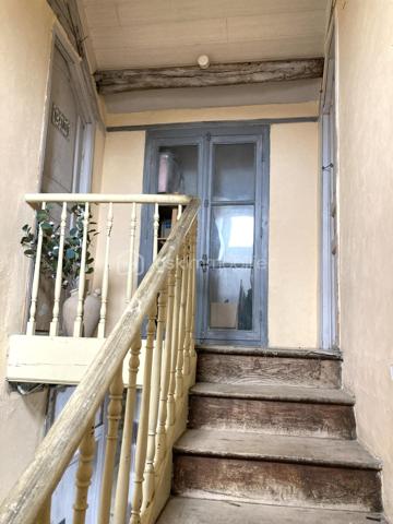 Située au cœur de Villecomtal-sur-Arros, maison de caractère de 1873 développant 161 m² habitables sur 3 niveaux, implantée sur une parcelle de 585 m².

Elle se compose de :
- Une cuisine aménagée et équipée ouverte sur le séjour avec poêle à bois,
- Un salon,
- 5 chambres dont une en rez-de-chaussée,
- Une salle de bain avec baignoire, douche et double vasque

Les atouts :
- Nombreuses dépendances,
- Assainissement conforme,
- Double-vitrages,
- Beaux volumes lumineux,
- Fort potentiel après travaux

Travaux à prévoir :
- Réfection de la toiture,
- Remise en état du second étage,
- Rénovation générale

Une belle opportunité pour les amateurs de rénovation souhaitant redonner tout son charme à cette bâtisse ancienne.

Vous avez un projet de vente ? Je réalise gratuitement et sans engagement vos avis de valeur...
