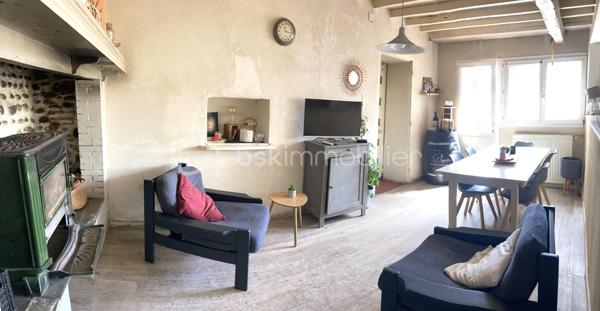 Située au cœur de Villecomtal-sur-Arros, maison de caractère de 1873 développant 161 m² habitables sur 3 niveaux, implantée sur une parcelle de 585 m².

Elle se compose de :
- Une cuisine aménagée et équipée ouverte sur le séjour avec poêle à bois,
- Un salon,
- 5 chambres dont une en rez-de-chaussée,
- Une salle de bain avec baignoire, douche et double vasque

Les atouts :
- Nombreuses dépendances,
- Assainissement conforme,
- Double-vitrages,
- Beaux volumes lumineux,
- Fort potentiel après travaux

Travaux à prévoir :
- Réfection de la toiture,
- Remise en état du second étage,
- Rénovation générale

Une belle opportunité pour les amateurs de rénovation souhaitant redonner tout son charme à cette bâtisse ancienne.

Vous avez un projet de vente ? Je réalise gratuitement et sans engagement vos avis de valeur...