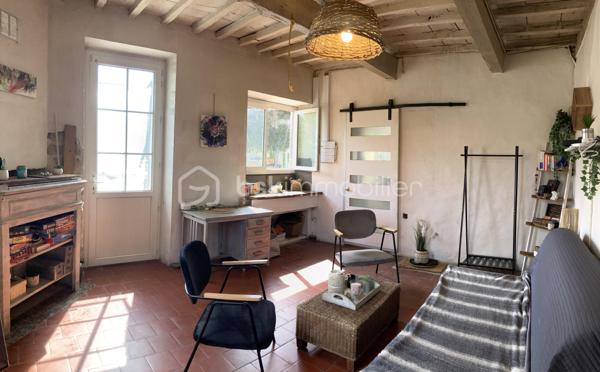 Située au cœur de Villecomtal-sur-Arros, maison de caractère de 1873 développant 161 m² habitables sur 3 niveaux, implantée sur une parcelle de 585 m².

Elle se compose de :
- Une cuisine aménagée et équipée ouverte sur le séjour avec poêle à bois,
- Un salon,
- 5 chambres dont une en rez-de-chaussée,
- Une salle de bain avec baignoire, douche et double vasque

Les atouts :
- Nombreuses dépendances,
- Assainissement conforme,
- Double-vitrages,
- Beaux volumes lumineux,
- Fort potentiel après travaux

Travaux à prévoir :
- Réfection de la toiture,
- Remise en état du second étage,
- Rénovation générale

Une belle opportunité pour les amateurs de rénovation souhaitant redonner tout son charme à cette bâtisse ancienne.

Vous avez un projet de vente ? Je réalise gratuitement et sans engagement vos avis de valeur...