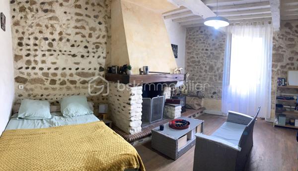 Située au cœur de Villecomtal-sur-Arros, maison de caractère de 1873 développant 161 m² habitables sur 3 niveaux, implantée sur une parcelle de 585 m².

Elle se compose de :
- Une cuisine aménagée et équipée ouverte sur le séjour avec poêle à bois,
- Un salon,
- 5 chambres dont une en rez-de-chaussée,
- Une salle de bain avec baignoire, douche et double vasque

Les atouts :
- Nombreuses dépendances,
- Assainissement conforme,
- Double-vitrages,
- Beaux volumes lumineux,
- Fort potentiel après travaux

Travaux à prévoir :
- Réfection de la toiture,
- Remise en état du second étage,
- Rénovation générale

Une belle opportunité pour les amateurs de rénovation souhaitant redonner tout son charme à cette bâtisse ancienne.

Vous avez un projet de vente ? Je réalise gratuitement et sans engagement vos avis de valeur...