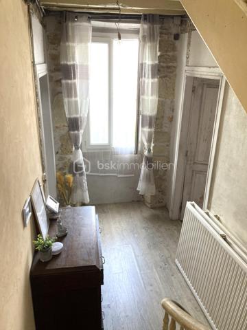 Située au cœur de Villecomtal-sur-Arros, maison de caractère de 1873 développant 161 m² habitables sur 3 niveaux, implantée sur une parcelle de 585 m².

Elle se compose de :
- Une cuisine aménagée et équipée ouverte sur le séjour avec poêle à bois,
- Un salon,
- 5 chambres dont une en rez-de-chaussée,
- Une salle de bain avec baignoire, douche et double vasque

Les atouts :
- Nombreuses dépendances,
- Assainissement conforme,
- Double-vitrages,
- Beaux volumes lumineux,
- Fort potentiel après travaux

Travaux à prévoir :
- Réfection de la toiture,
- Remise en état du second étage,
- Rénovation générale

Une belle opportunité pour les amateurs de rénovation souhaitant redonner tout son charme à cette bâtisse ancienne.

Vous avez un projet de vente ? Je réalise gratuitement et sans engagement vos avis de valeur...