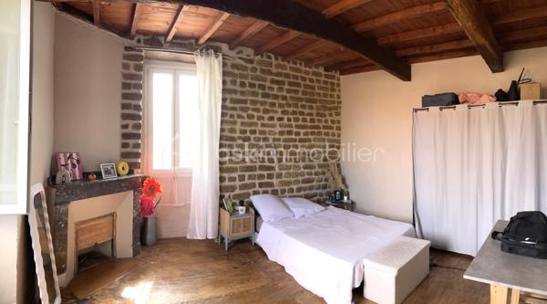 Située au cœur de Villecomtal-sur-Arros, maison de caractère de 1873 développant 161 m² habitables sur 3 niveaux, implantée sur une parcelle de 585 m².

Elle se compose de :
- Une cuisine aménagée et équipée ouverte sur le séjour avec poêle à bois,
- Un salon,
- 5 chambres dont une en rez-de-chaussée,
- Une salle de bain avec baignoire, douche et double vasque

Les atouts :
- Nombreuses dépendances,
- Assainissement conforme,
- Double-vitrages,
- Beaux volumes lumineux,
- Fort potentiel après travaux

Travaux à prévoir :
- Réfection de la toiture,
- Remise en état du second étage,
- Rénovation générale

Une belle opportunité pour les amateurs de rénovation souhaitant redonner tout son charme à cette bâtisse ancienne.

Vous avez un projet de vente ? Je réalise gratuitement et sans engagement vos avis de valeur...