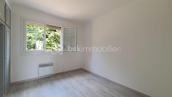 Située à Saint-Estève, dans un quartier résidentiel très calme, cette maison construite en 1976 est implantée sur une belle parcelle de 716 m² entièrement clôturée et arborée, offrant un cadre de vie paisible et recherché.

Avec ses 103 m² habitables, elle propose au rez-de-chaussée une cuisine équipée semi-ouverte sur un vaste salon/séjour lumineux.
Ce niveau comprend également deux chambres, une salle d’eau ainsi que des WC indépendants.

À l’étage, un palier avec coin bureau dessert une troisième chambre, une seconde salle d’eau ainsi qu’un grenier dont une partie est déjà aménagée, offrant un beau potentiel d’évolution.

À l’extérieur, vous profiterez d’un espace barbecue avec dépendance, parfait pour les beaux jours. Le terrain dispose également d’un forage, un véritable atout pour l’entretien des espaces extérieurs.

La maison bénéficie d’un garage en sous-sol, d’un vide sanitaire sous l’ensemble de la construction, de fenêtres en PVC double vitrage, ainsi que d’un chauffage électrique complété par un poêle à bois dans la pièce de vie.

Après quelques travaux de rafraîchissement et un entretien extérieur, cette maison révélera tout son potentiel et deviendra un véritable cocon familial.