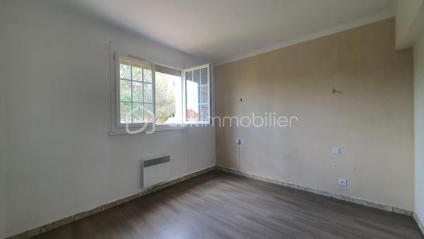 Située à Saint-Estève, dans un quartier résidentiel très calme, cette maison construite en 1976 est implantée sur une belle parcelle de 716 m² entièrement clôturée et arborée, offrant un cadre de vie paisible et recherché.

Avec ses 103 m² habitables, elle propose au rez-de-chaussée une cuisine équipée semi-ouverte sur un vaste salon/séjour lumineux.
Ce niveau comprend également deux chambres, une salle d’eau ainsi que des WC indépendants.

À l’étage, un palier avec coin bureau dessert une troisième chambre, une seconde salle d’eau ainsi qu’un grenier dont une partie est déjà aménagée, offrant un beau potentiel d’évolution.

À l’extérieur, vous profiterez d’un espace barbecue avec dépendance, parfait pour les beaux jours. Le terrain dispose également d’un forage, un véritable atout pour l’entretien des espaces extérieurs.

La maison bénéficie d’un garage en sous-sol, d’un vide sanitaire sous l’ensemble de la construction, de fenêtres en PVC double vitrage, ainsi que d’un chauffage électrique complété par un poêle à bois dans la pièce de vie.

Après quelques travaux de rafraîchissement et un entretien extérieur, cette maison révélera tout son potentiel et deviendra un véritable cocon familial.